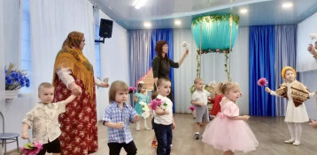 Веселый танец малышей.