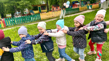 Дети играют в паравозик.
