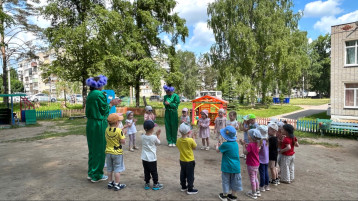 Дети играют в подвижную игру.
