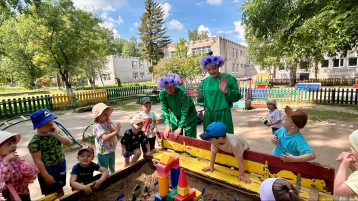 Дети показывают гостям постройку.