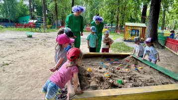 Дети показывают гостям постройку.