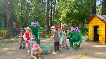 Дети помогают Василькам собрать формочки .