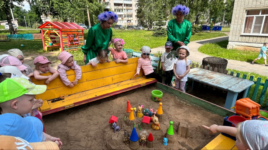 Дети показывают гостям постройку.